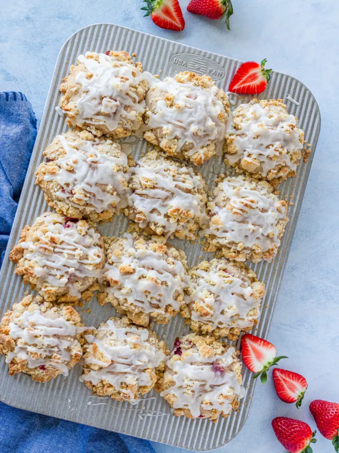 strawberry rhubarb crumb muffins
